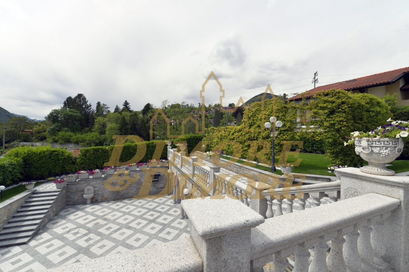 Immagine 17 di Villa in vendita  a Verbania