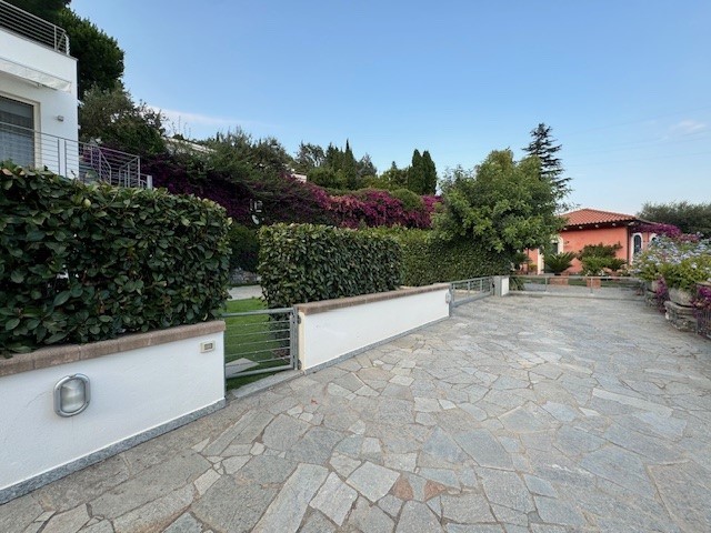 Immagine 46 di Villa in vendita  in Via Adelasia 139 a Alassio