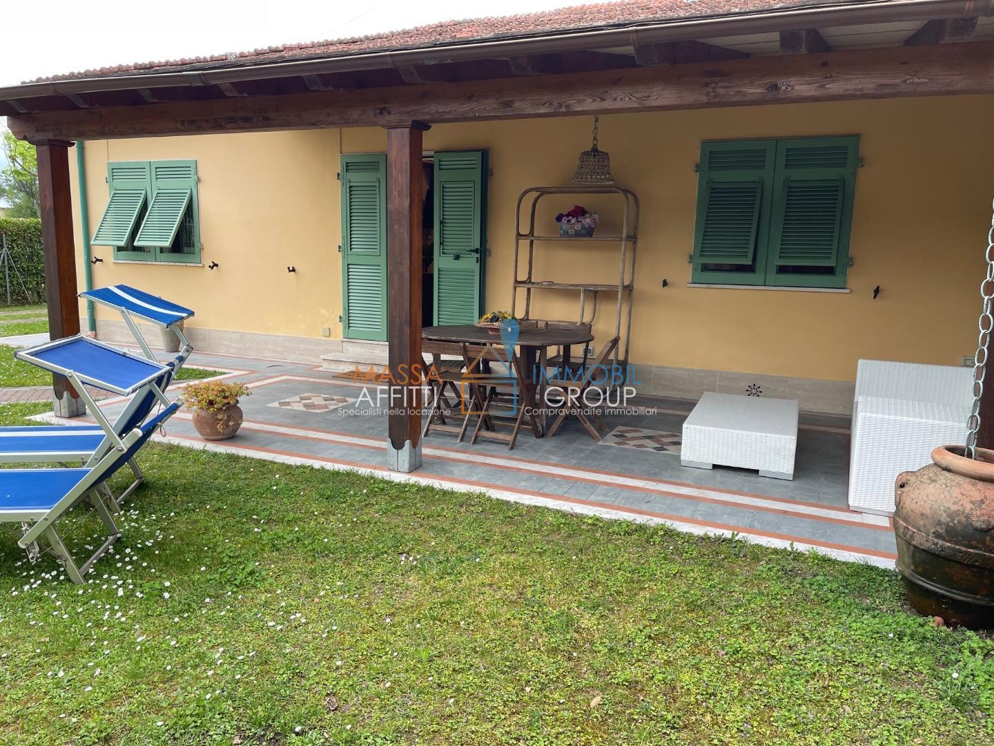 Immagine 1 di Porzione di casa in vendita  in Via Flli Cervi 106 a Forte Dei Marmi