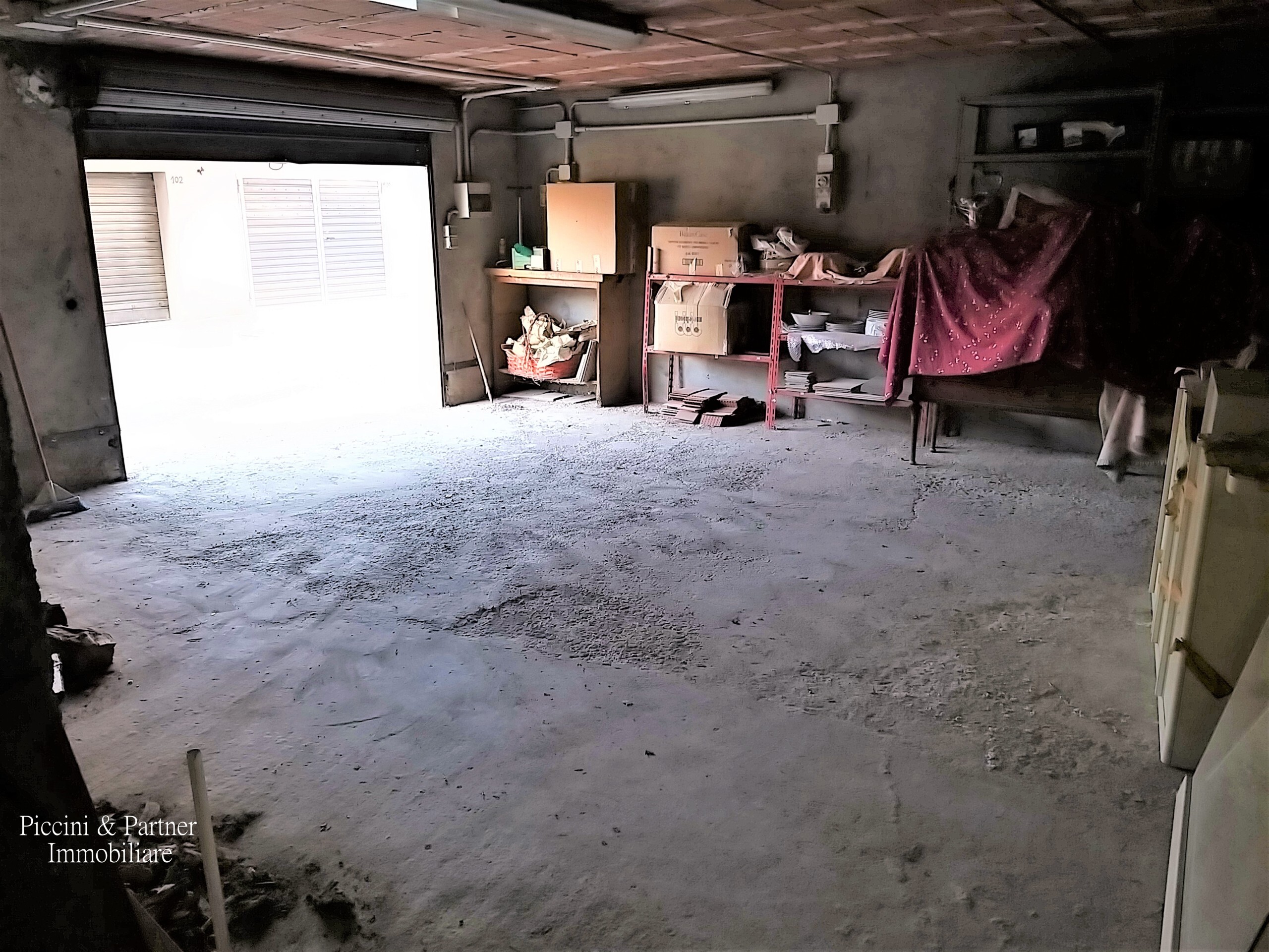 Immagine 2 di Garage in vendita  in Via Roma a Castiglione Del Lago