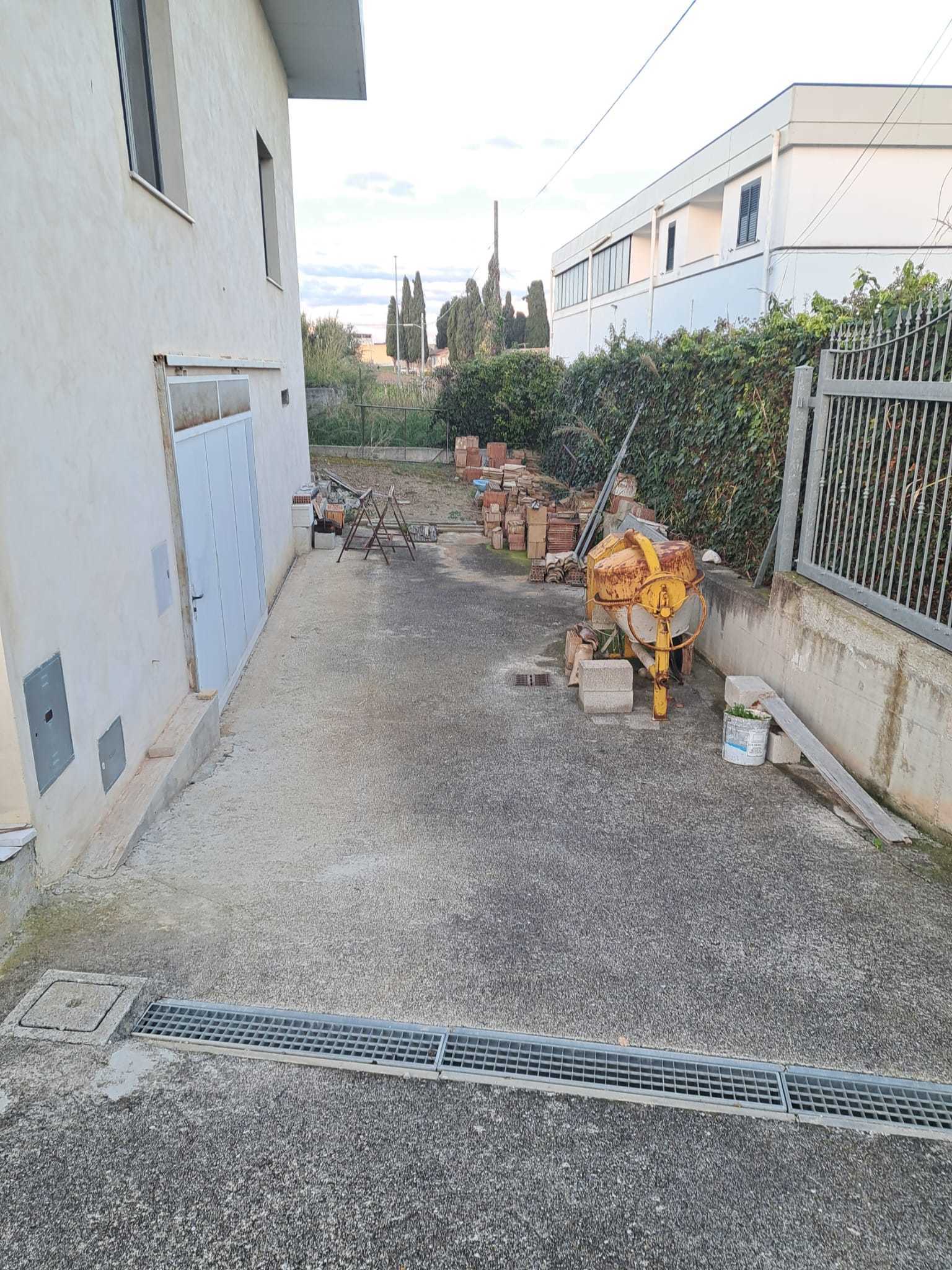 Immagine 13 di Capannone industriale in affitto  in via san rocco 64 a San Vito Chietino