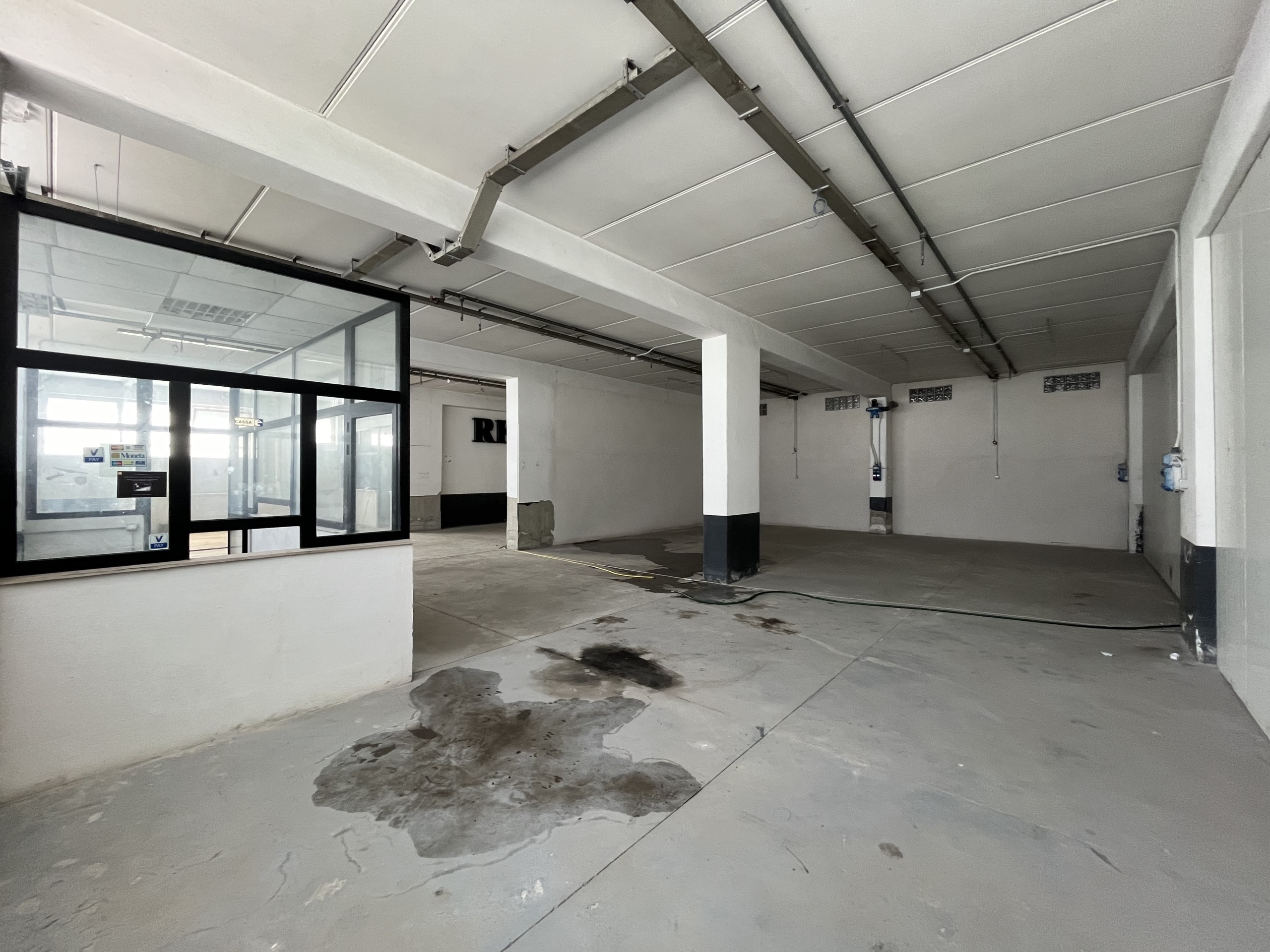 Immagine 10 di Magazzino in affitto  in Viale della Valle Lucrezia 50 a Catanzaro