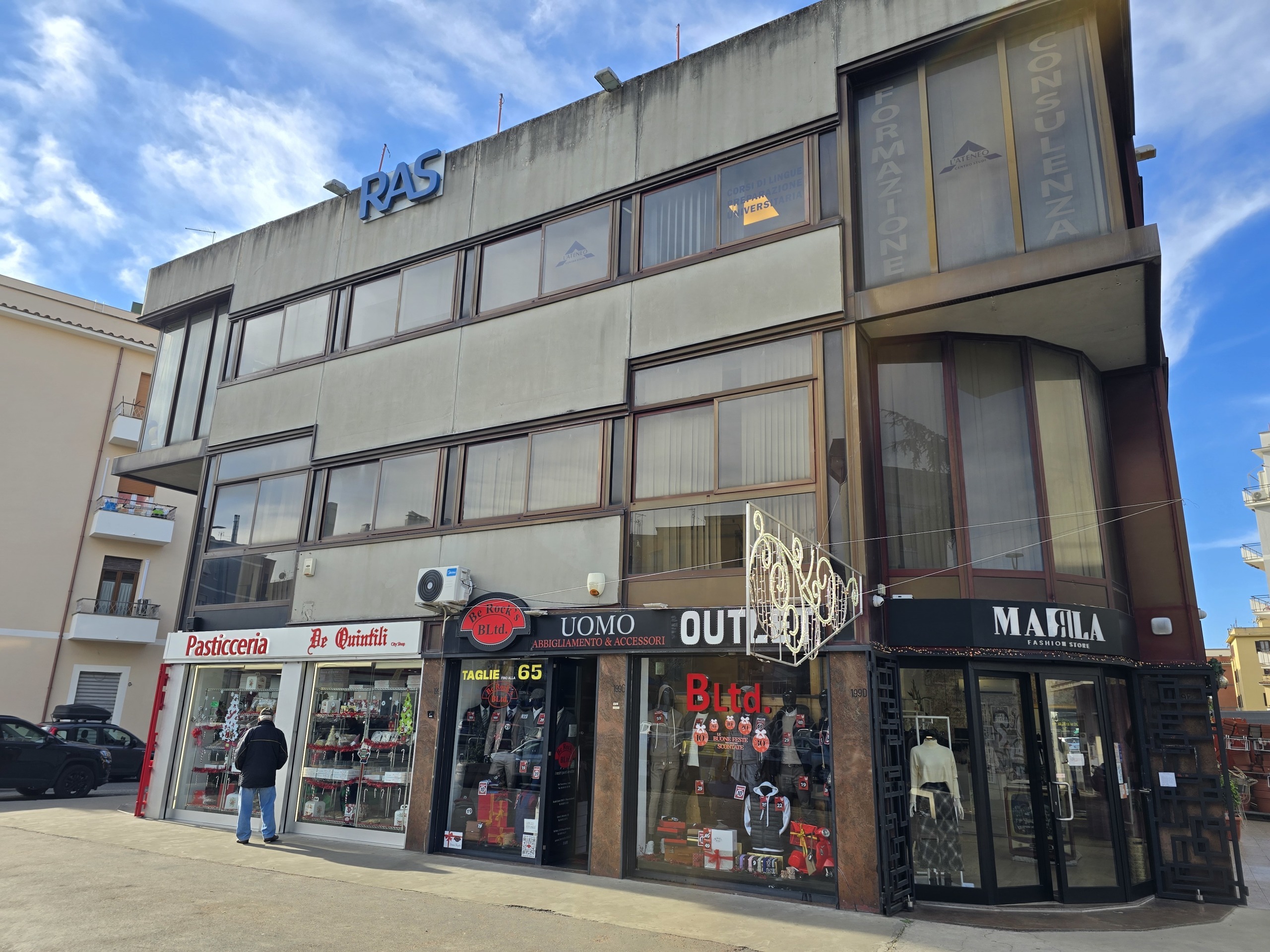 Immagine 8 di Palazzo in vendita  in Via degli Abeti 29 a Roma