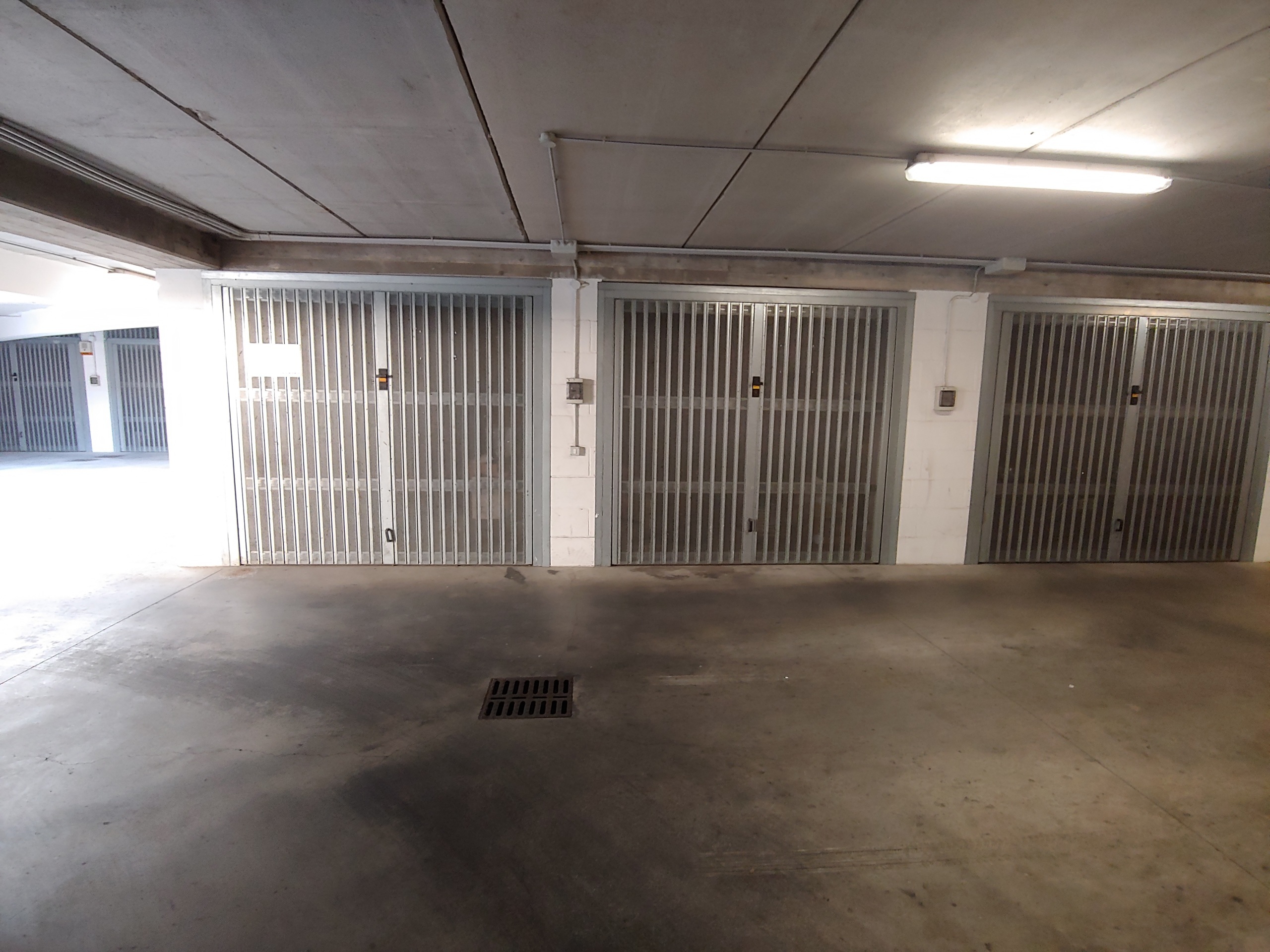 Immagine 5 di Garage in vendita  in Via Don Tonino Bello 97 a Roma