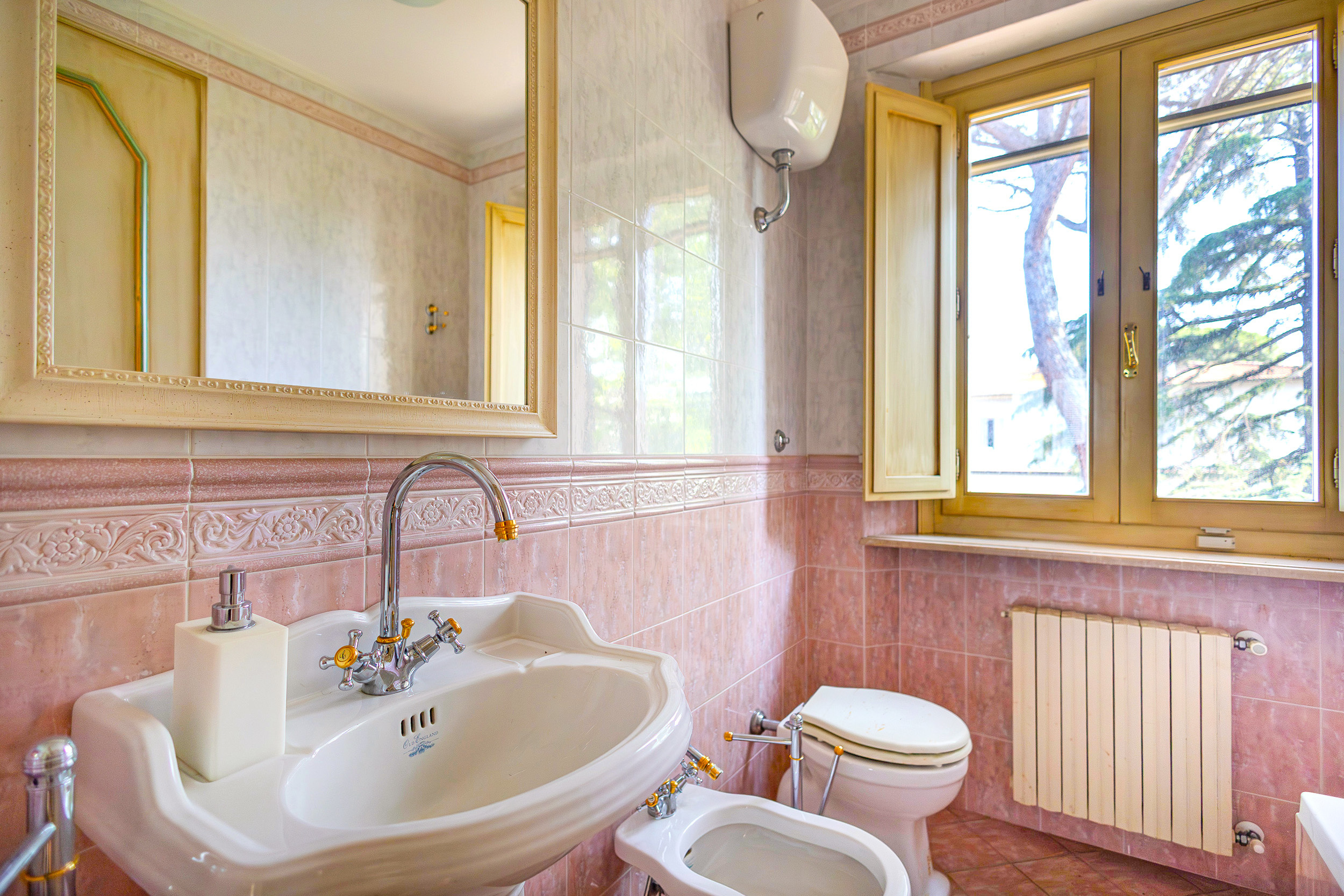 Immagine 37 di Villa in vendita  a Pisa