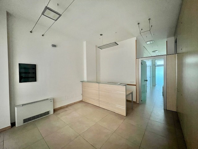 Immagine 4 di Ufficio in vendita  a Cesena