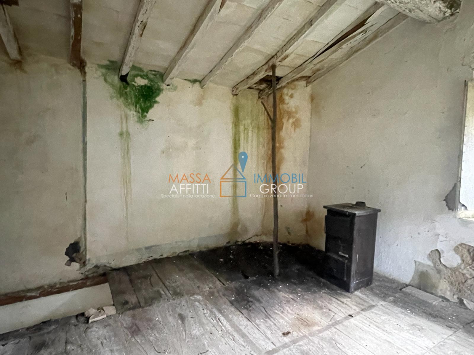 Immagine 39 di Casa semindipendente in vendita  in Via Monte Grappa 1 a Stazzema