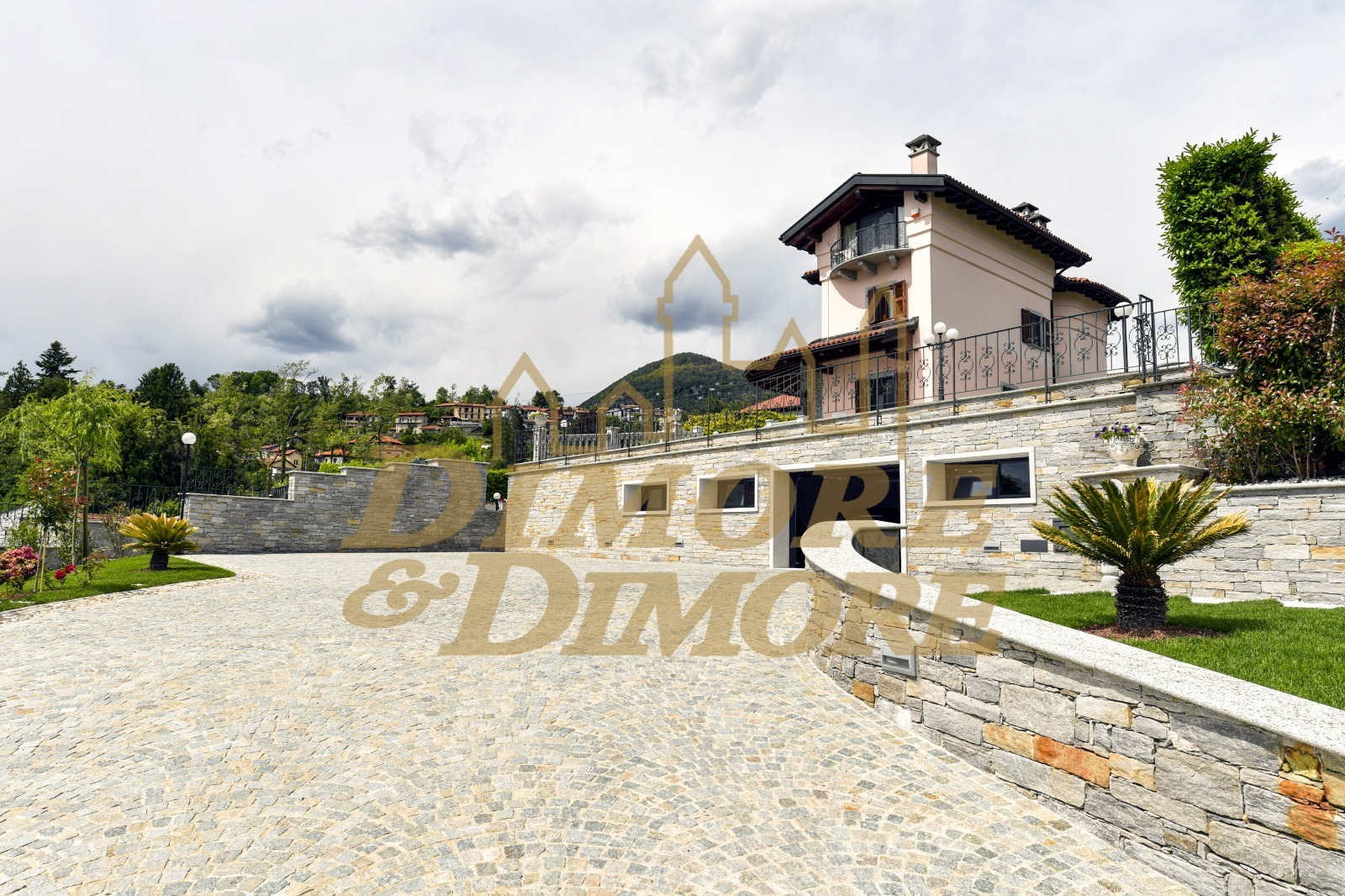 Immagine 21 di Villa in vendita  a Verbania