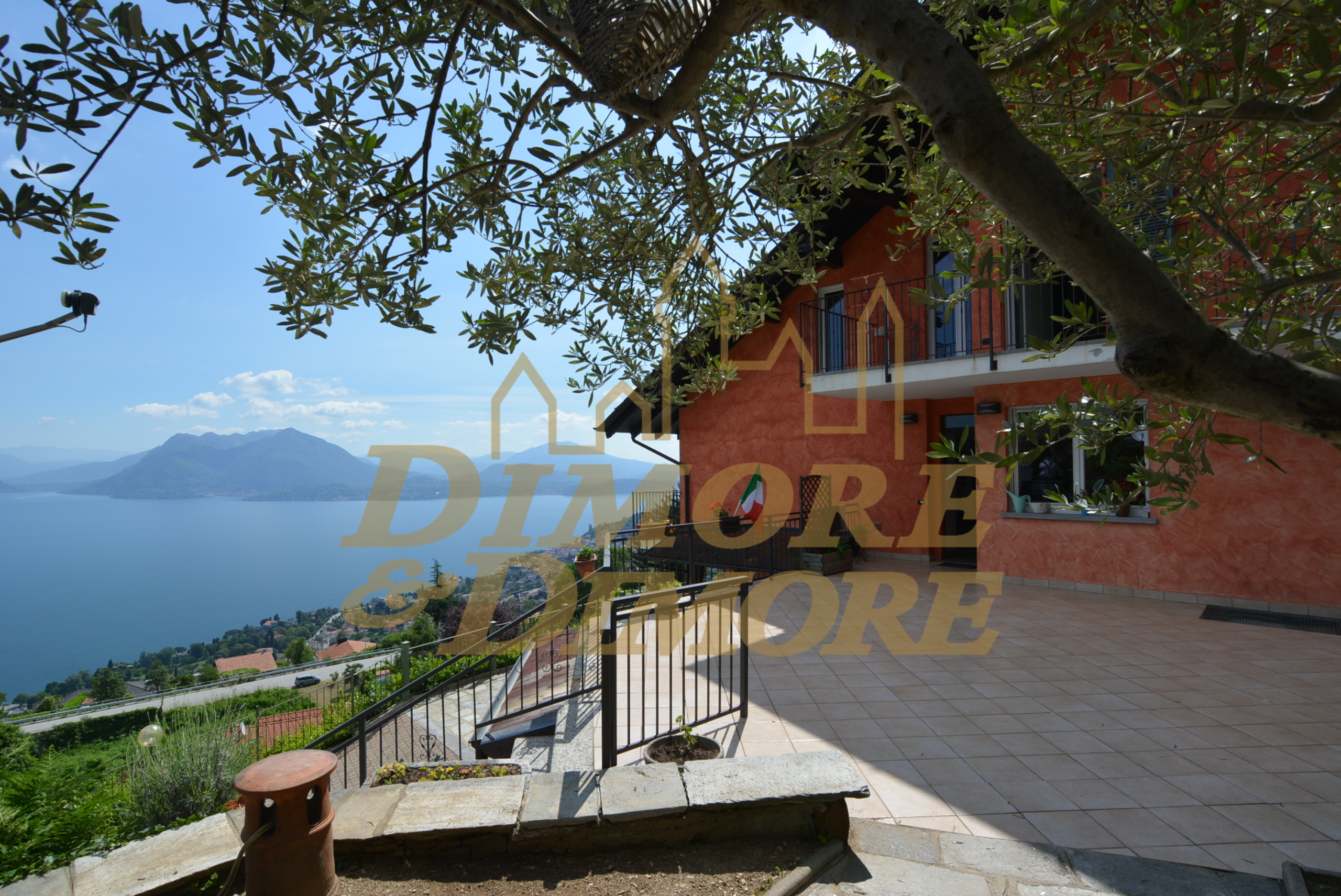 Immagine 3 di Villa in vendita  a Stresa