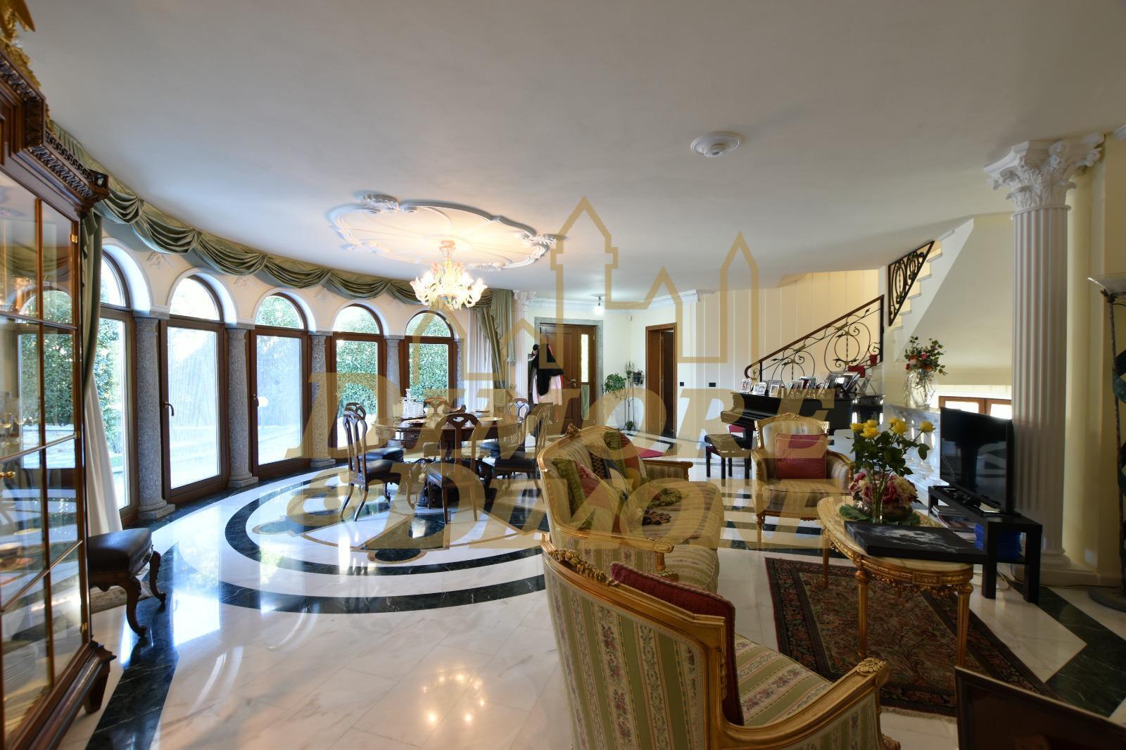 Immagine 22 di Villa in vendita  a Verbania