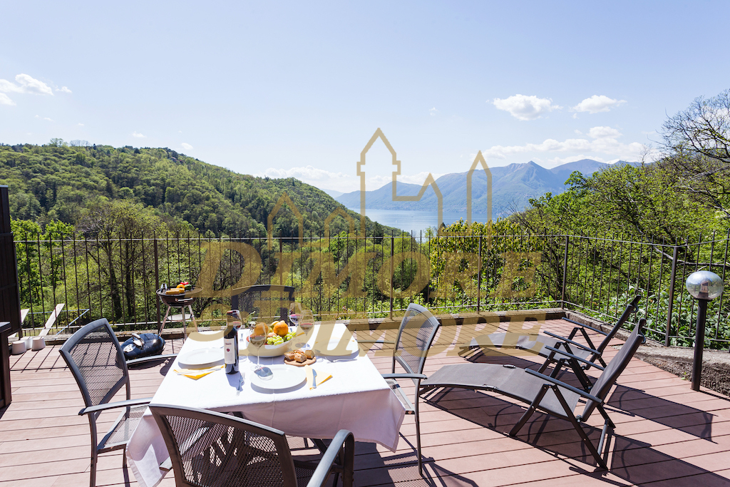 Immagine 19 di Villetta a schiera in vendita  a Luino