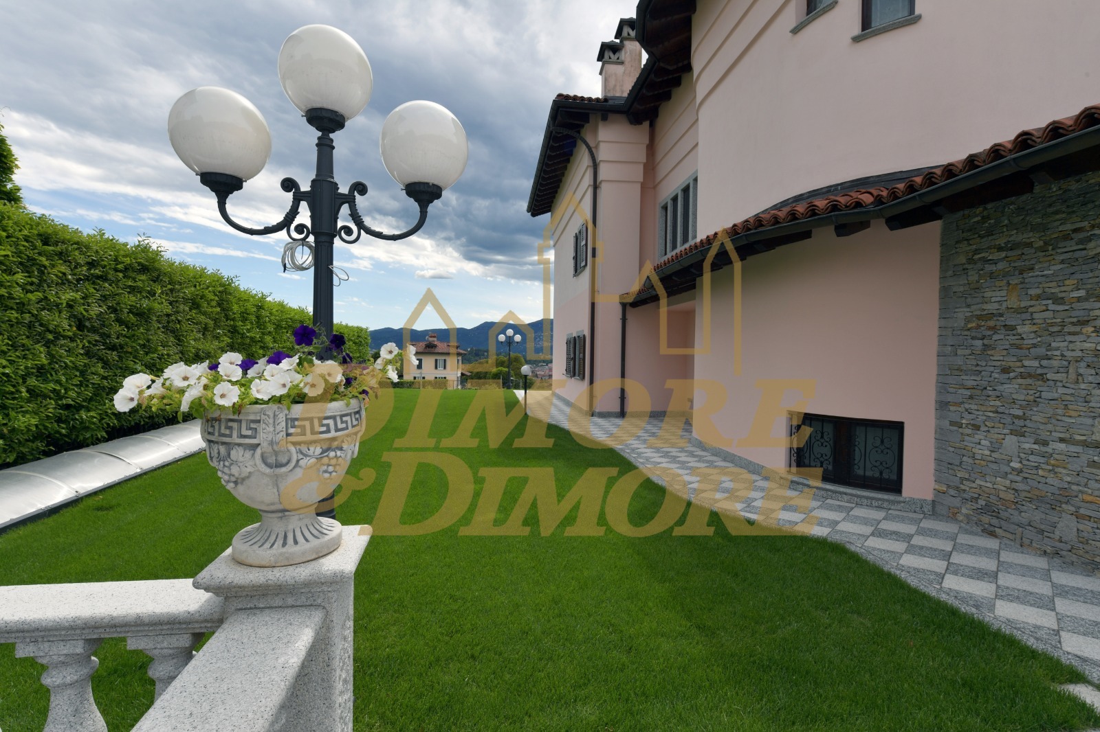 Immagine 20 di Villa in vendita  a Verbania