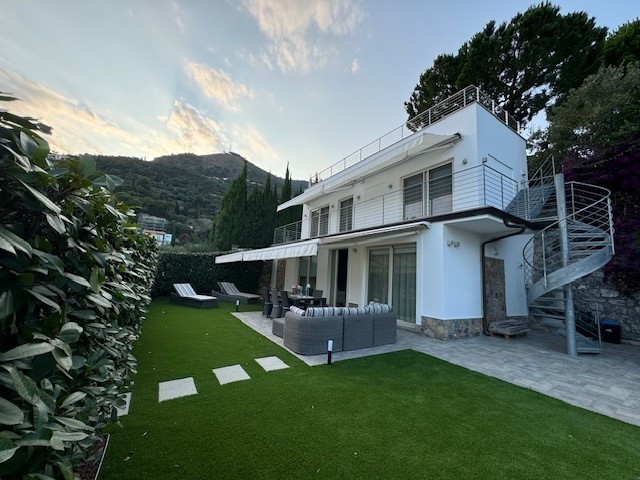 Immagine 9 di Villa in vendita  in Via Adelasia 139 a Alassio