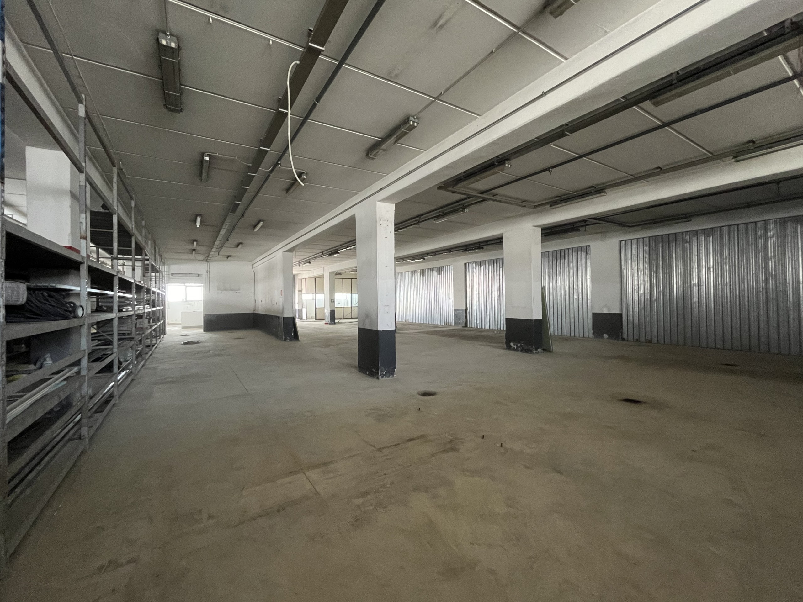 Immagine 3 di Magazzino in affitto  in Viale della Valle Lucrezia 50 a Catanzaro