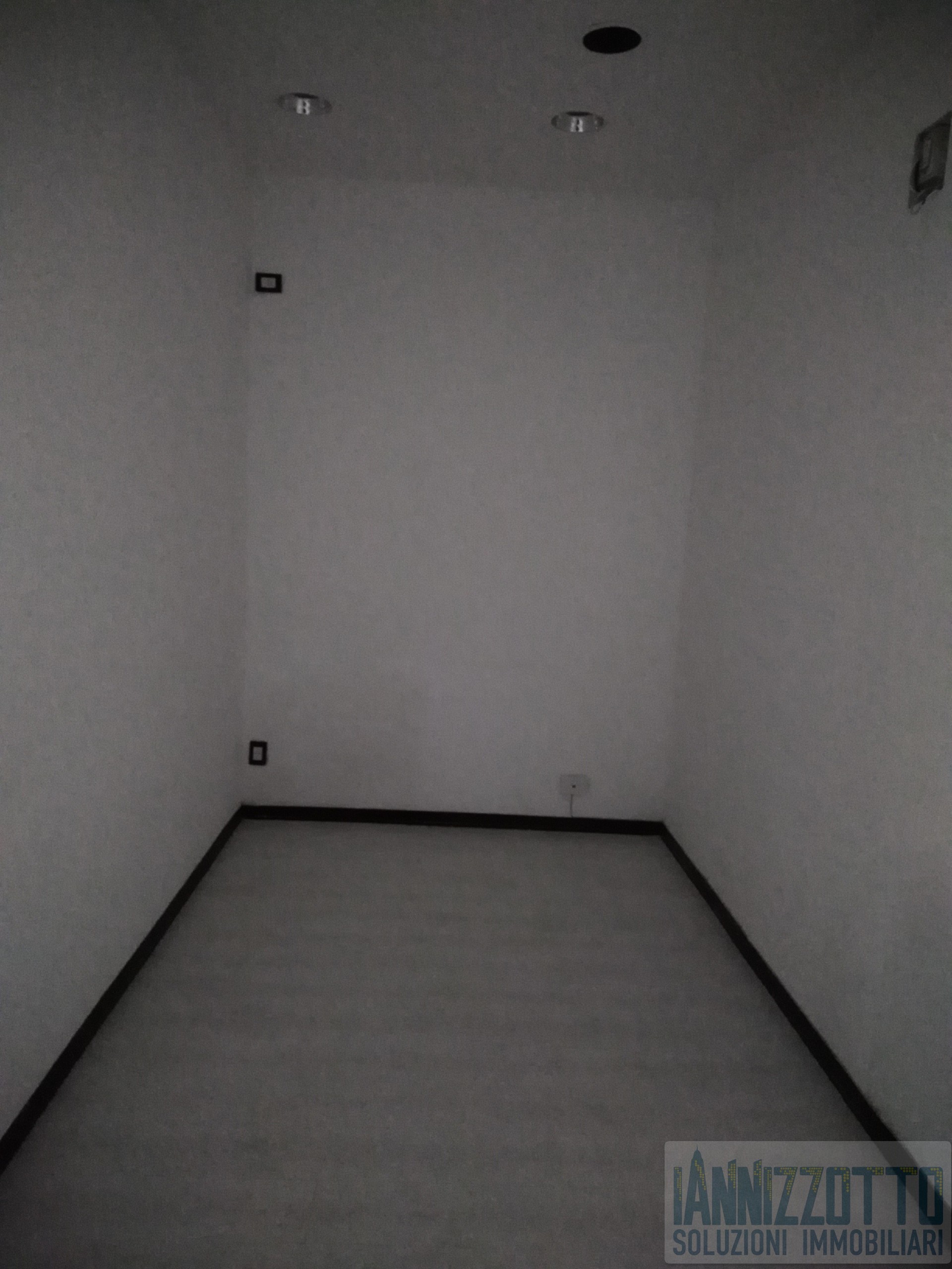 Immagine 5 di Locale commerciale in affitto  a Ragusa