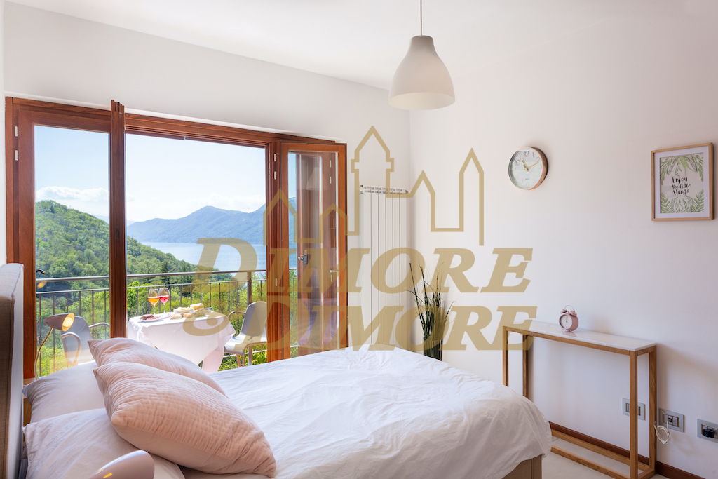 Immagine 1 di Villetta a schiera in vendita  a Luino