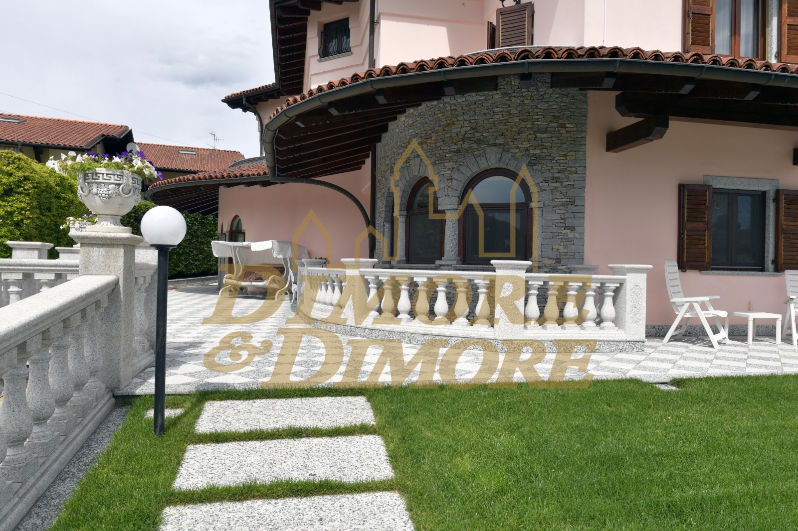 Immagine 6 di Villa in vendita  a Verbania