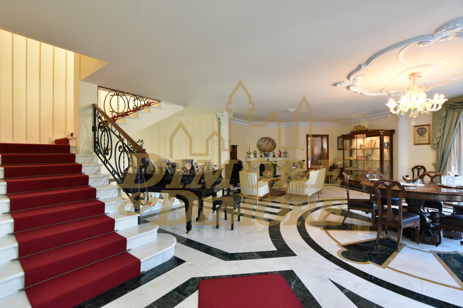 Immagine 11 di Villa in vendita  a Verbania