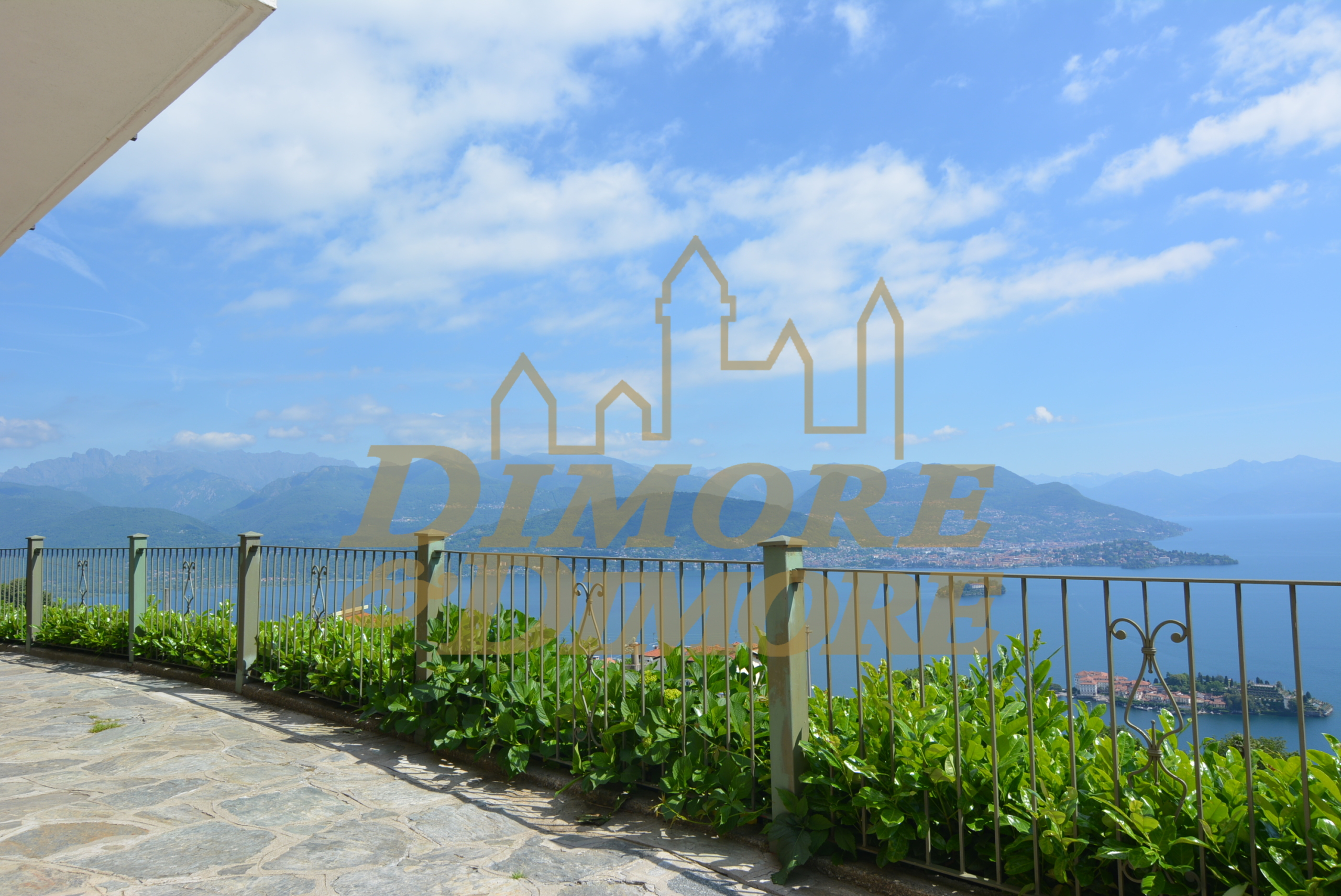 Immagine 2 di Villa in vendita  a Stresa