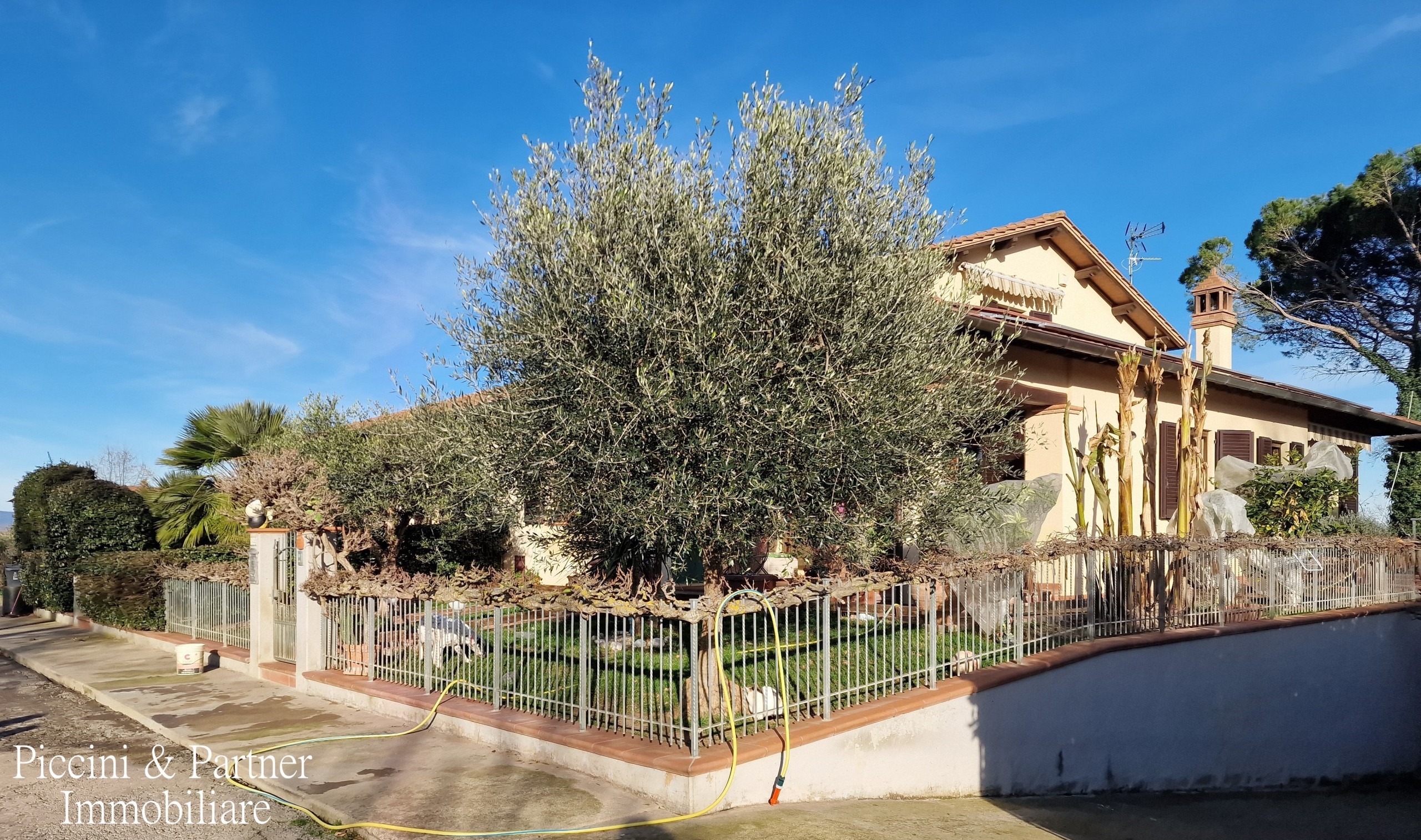 Immagine 2 di Casa bifamiliare in vendita  in Via Milano a Castiglione Del Lago