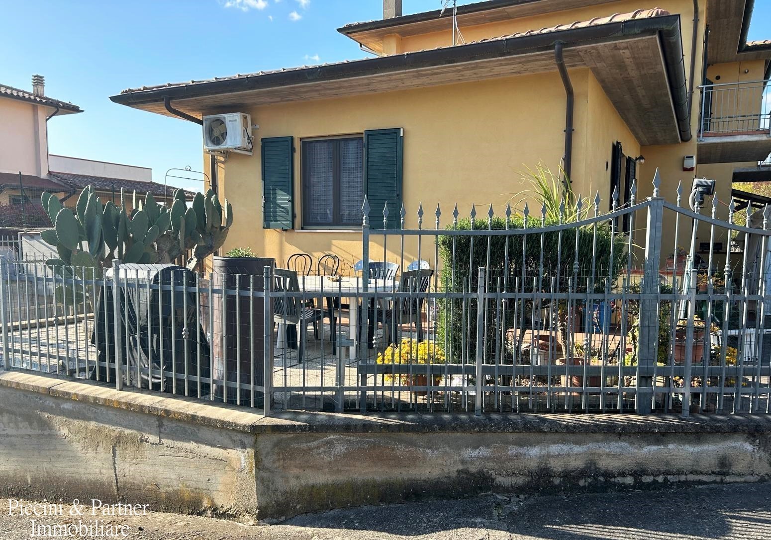 Immagine 2 di Casa trifamiliare in vendita  in Via Bagnolo a Castiglione Del Lago