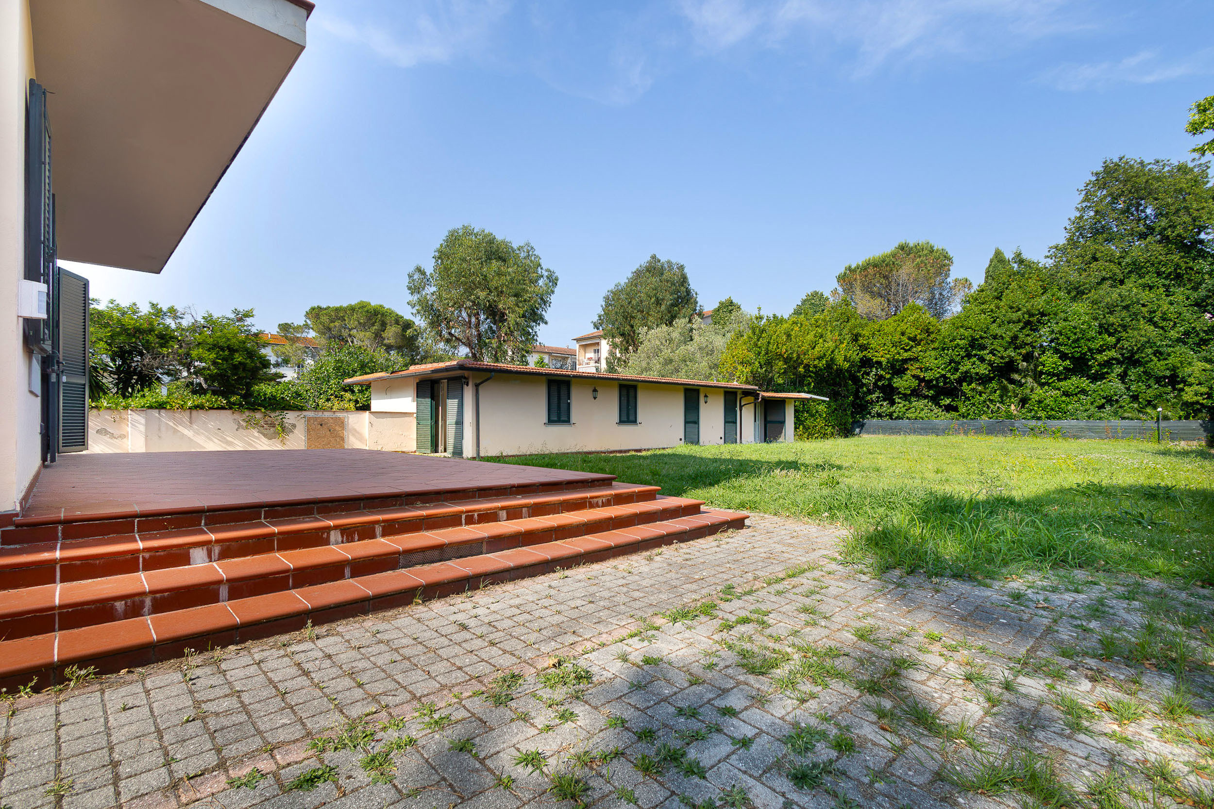 Immagine 2 di Villa in vendita  a Pisa