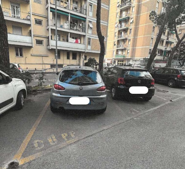 Immagine 1 di Garage in vendita  in Via Luigi Gherzi snc a Genova