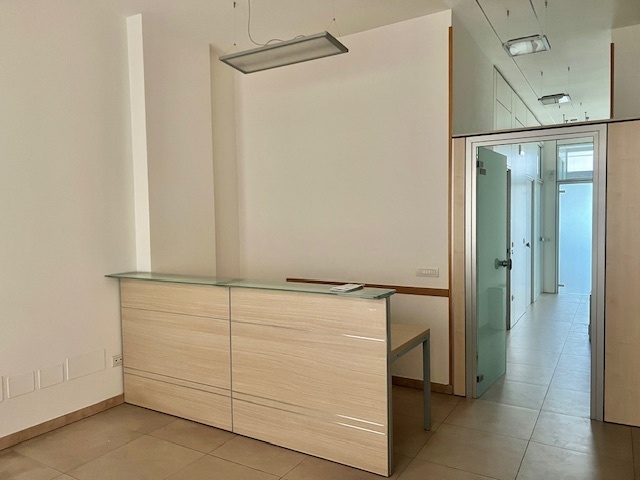 Immagine 3 di Ufficio in vendita  a Cesena