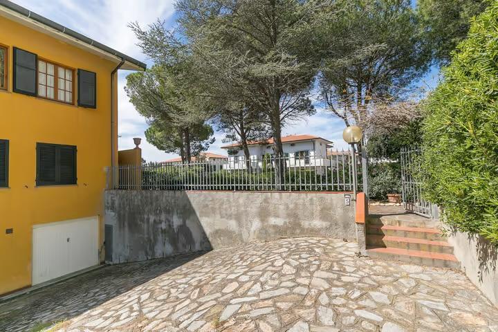 Immagine 39 di Trilocale in vendita  a Rosignano Marittimo