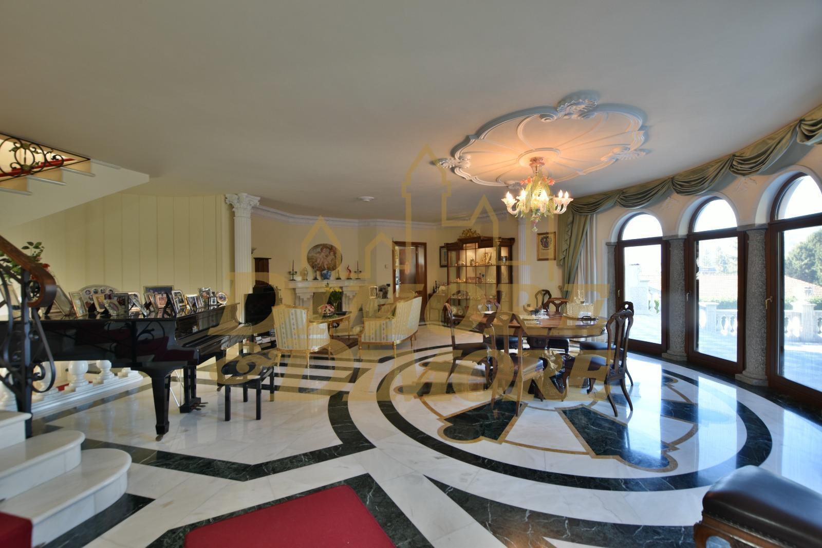 Immagine 29 di Villa in vendita  a Verbania