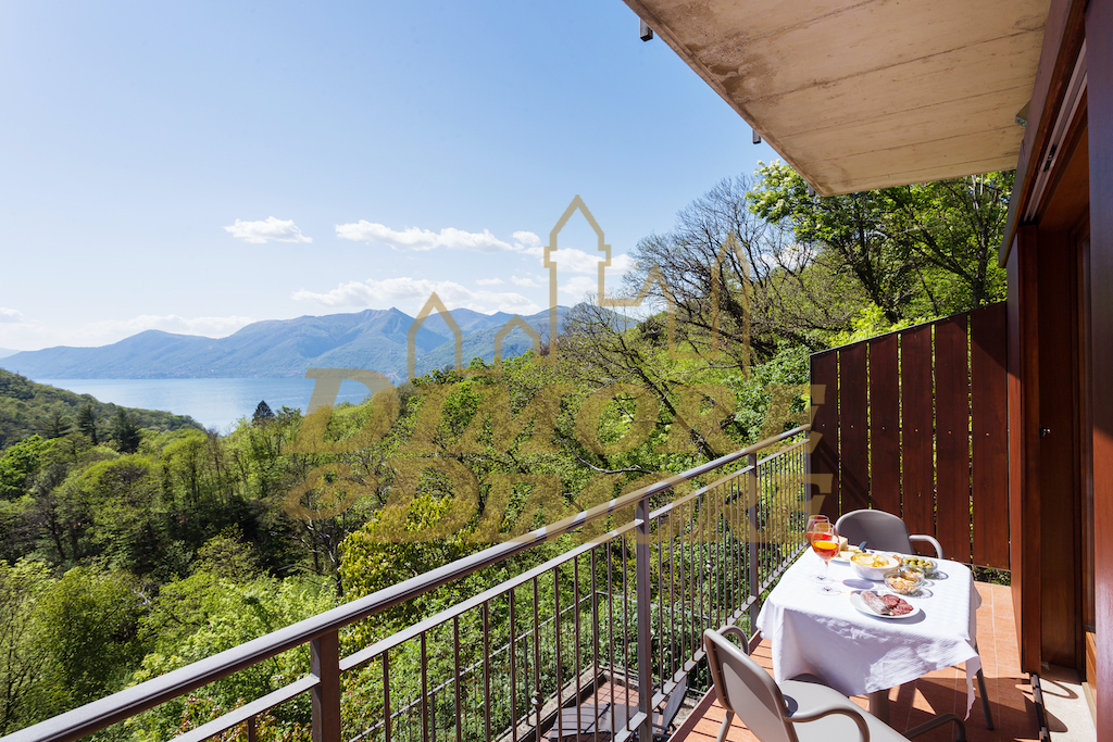 Immagine 17 di Villetta a schiera in vendita  a Luino