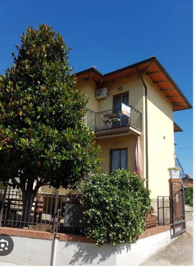 Immagine 3 di Porzione di casa in vendita  a Castiglione Del Lago