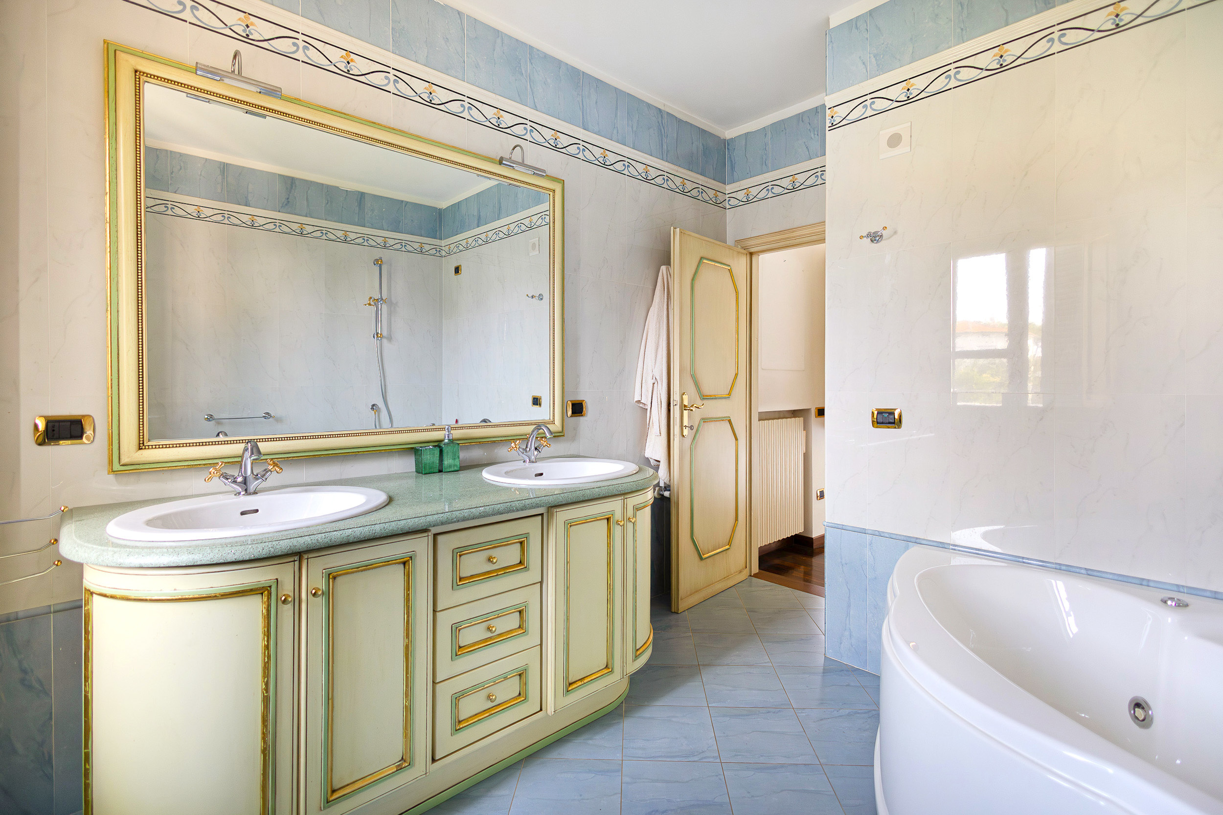 Immagine 25 di Villa in vendita  a Pisa