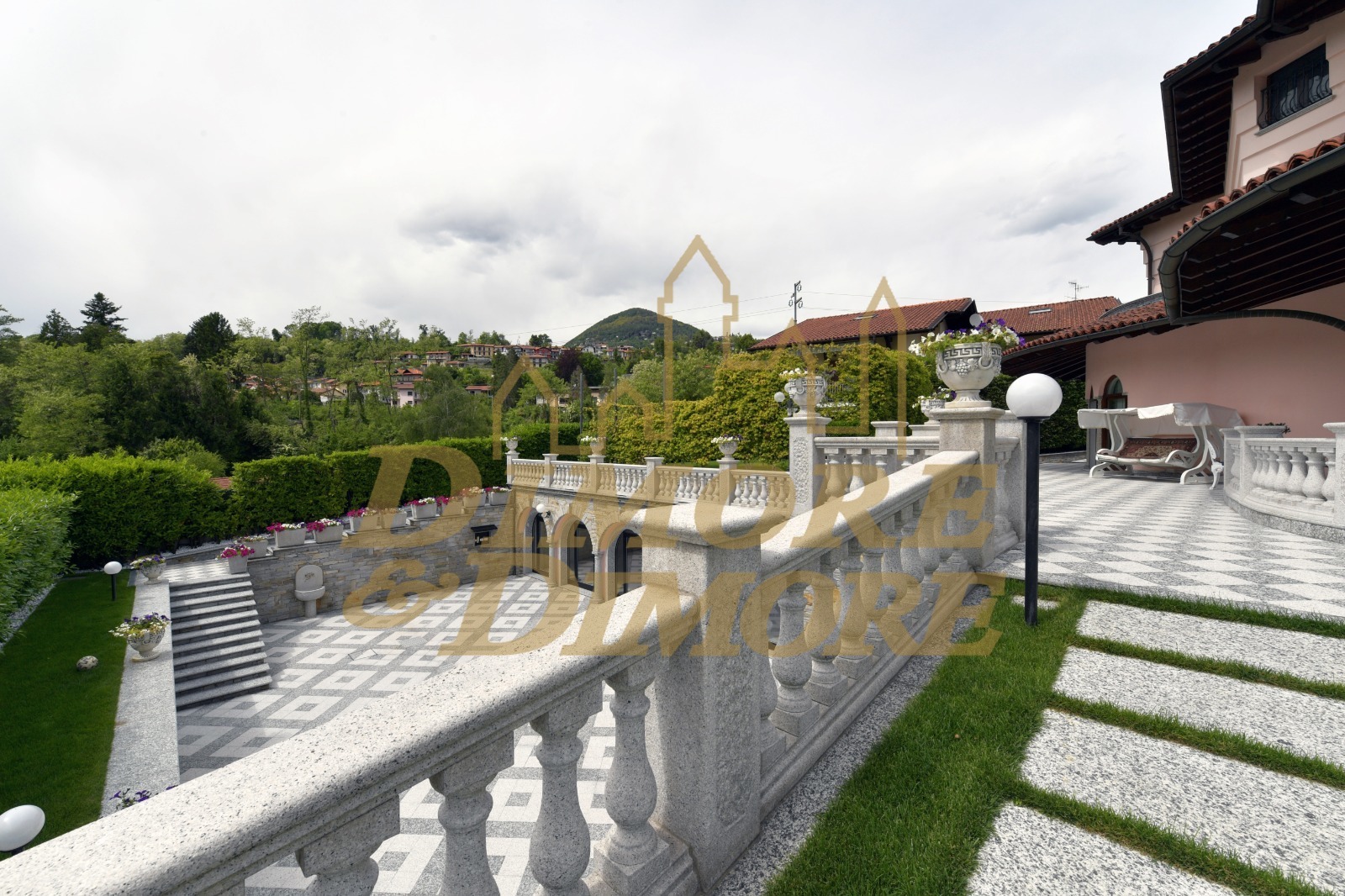 Immagine 9 di Villa in vendita  a Verbania