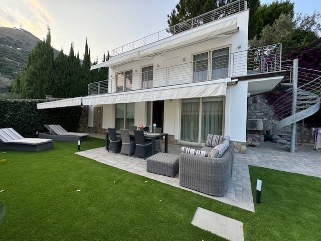 Immagine 8 di Villa in vendita  in Via Adelasia 139 a Alassio