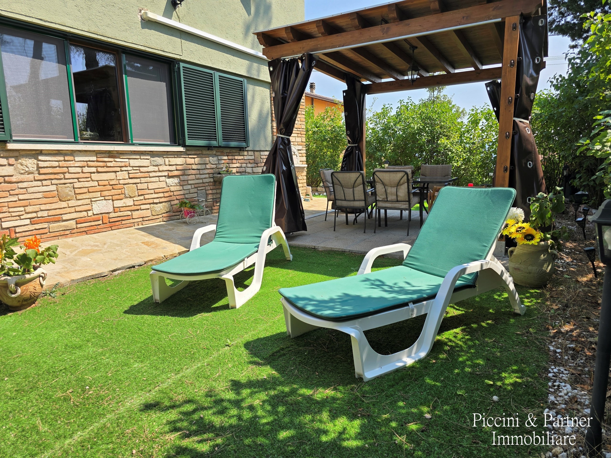 Immagine 3 di Villa in vendita  in Via IV Novembre 15 a Passignano Sul Trasimeno