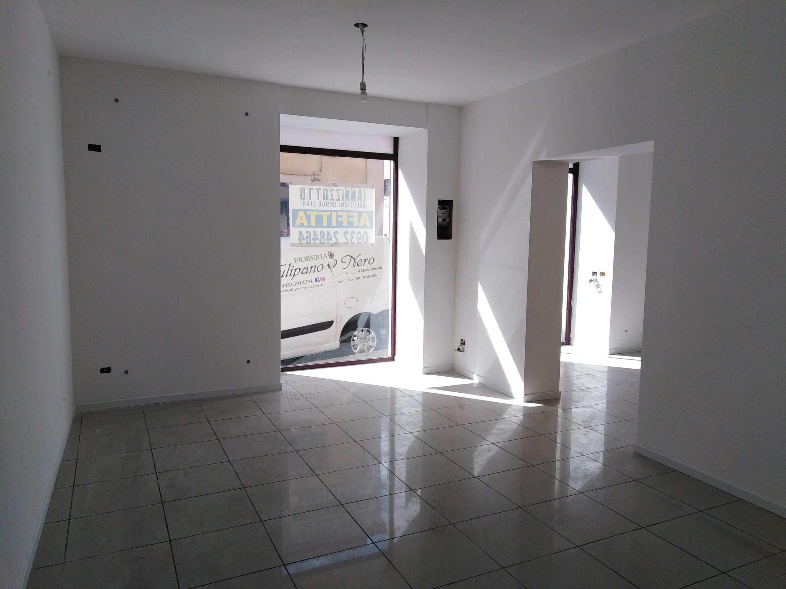 Immagine 2 di Locale commerciale in affitto  a Ragusa