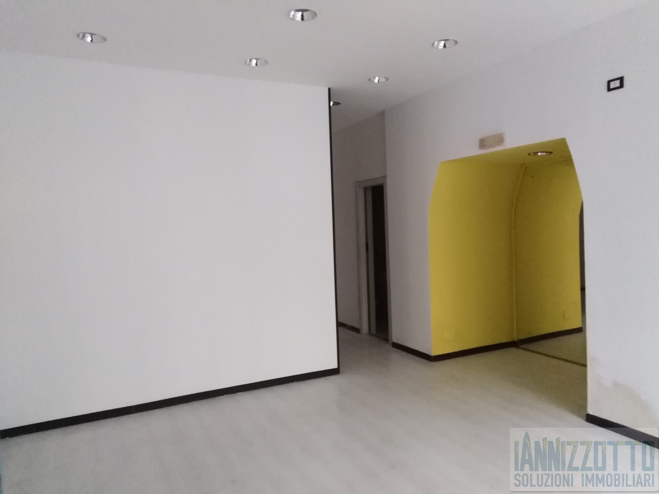 Immagine 2 di Locale commerciale in affitto  a Ragusa