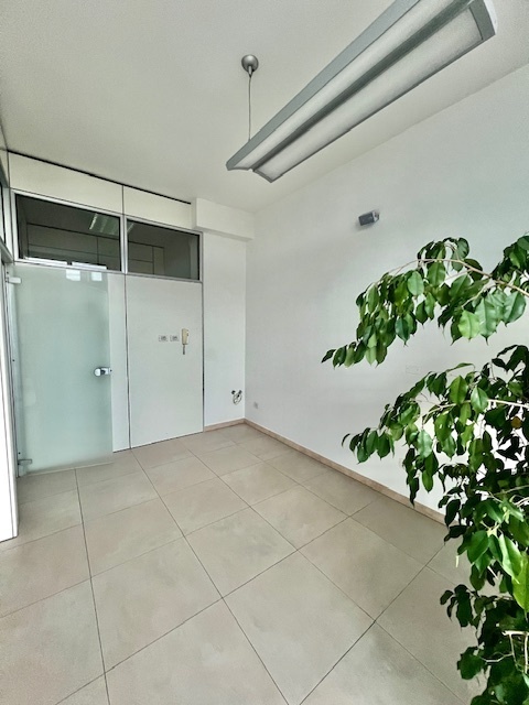 Immagine 15 di Ufficio in vendita  a Cesena