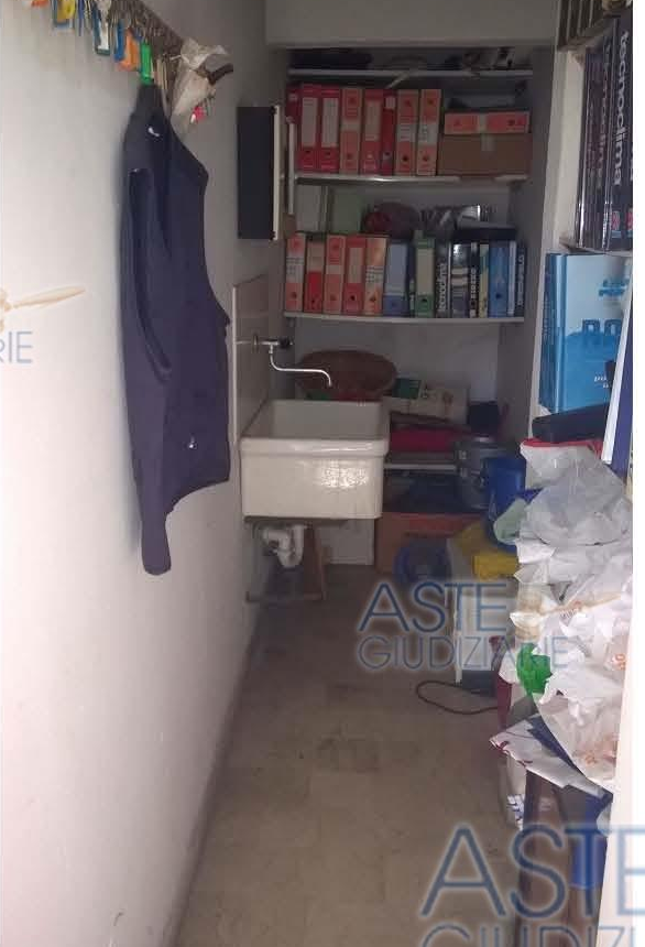 Immagine 2 di Locale commerciale in vendita  a Rimini