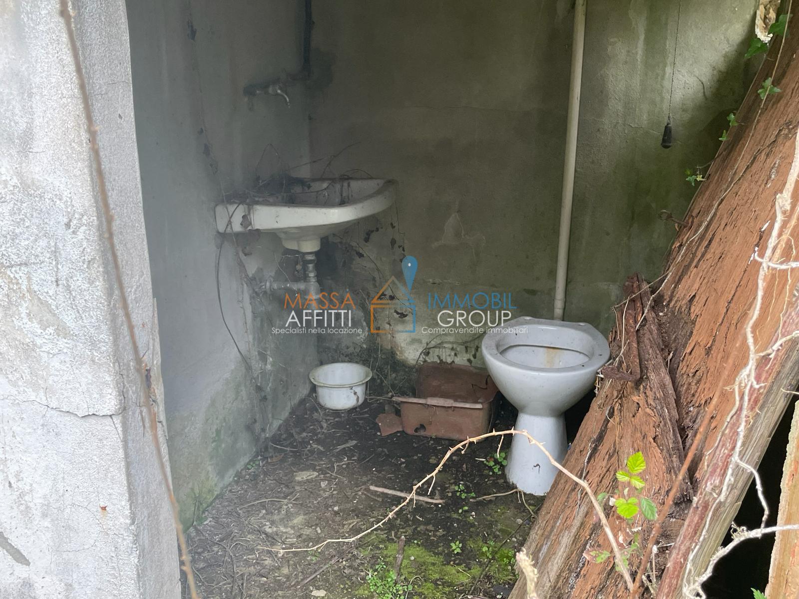 Immagine 48 di Casa semindipendente in vendita  in Via Monte Grappa 1 a Stazzema