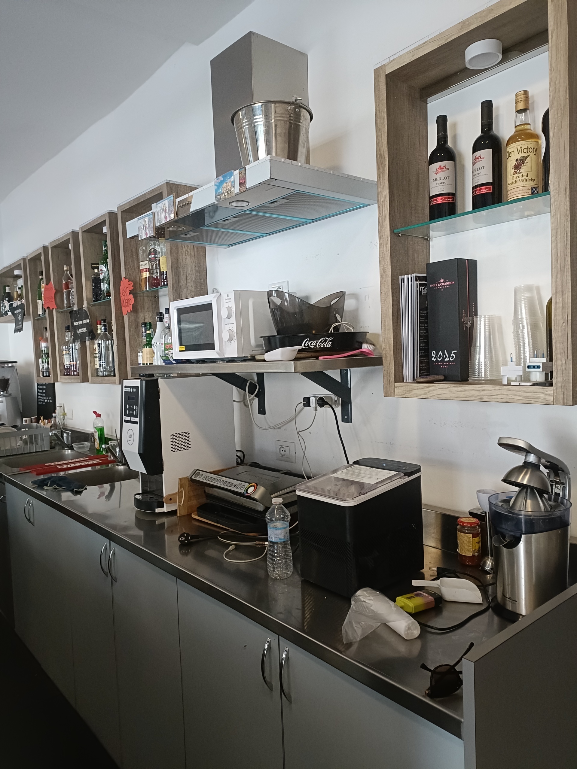 Immagine 1 di Bar / Ristorante in vendita  in Via Cornigliano 76 a Genova