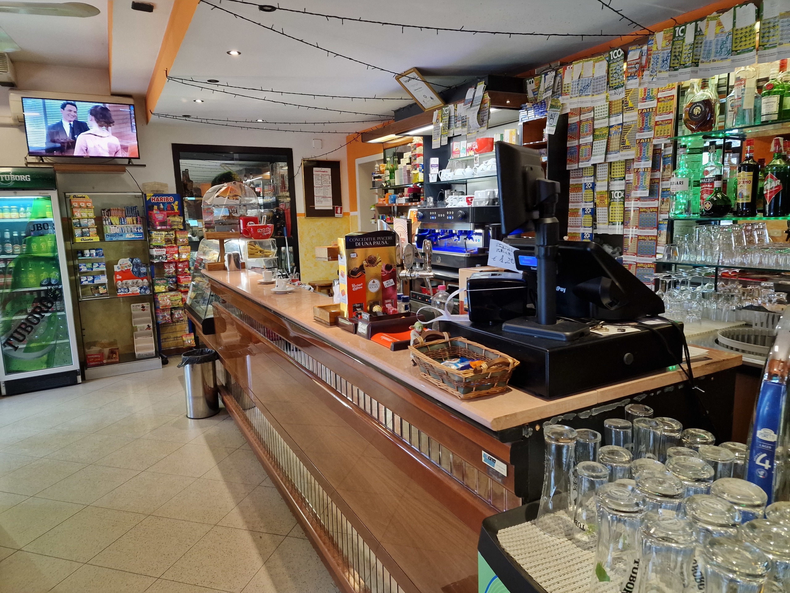 Immagine 2 di Bar / Ristorante in vendita  in Via Nazionale 37 a Castiglione Del Lago