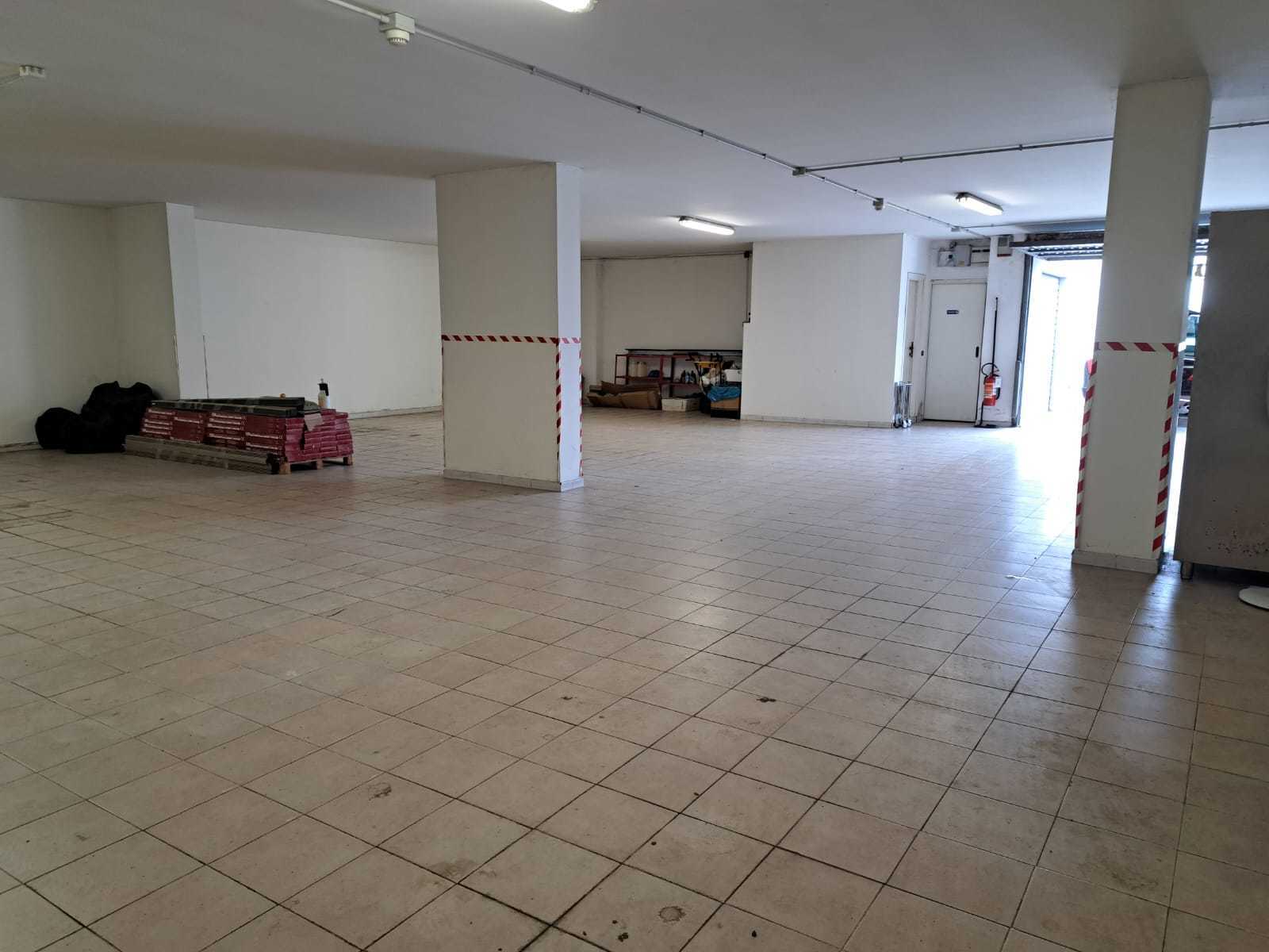 Immagine 9 di Locale commerciale in vendita  a Lanciano