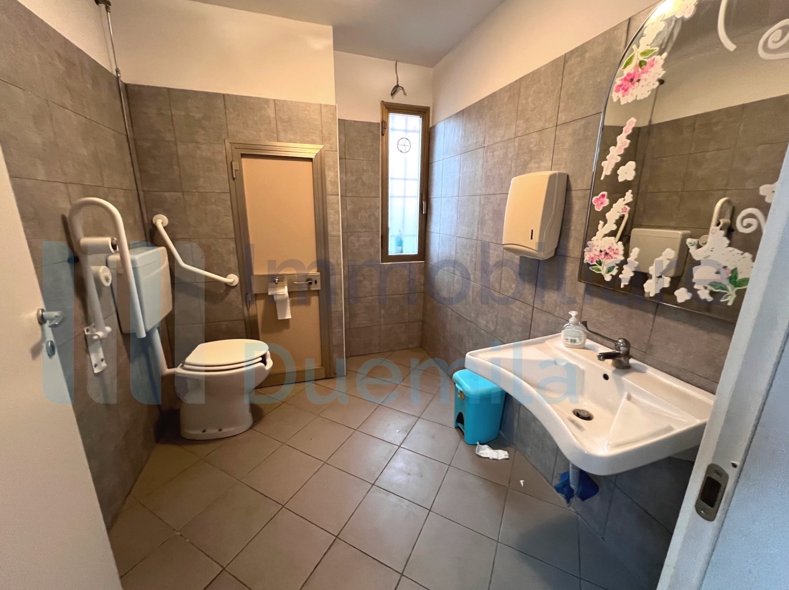 Immagine 13 di Locale commerciale in vendita  a Bologna