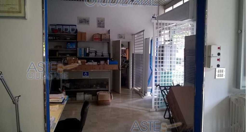 Immagine 1 di Locale commerciale in vendita  a Rimini