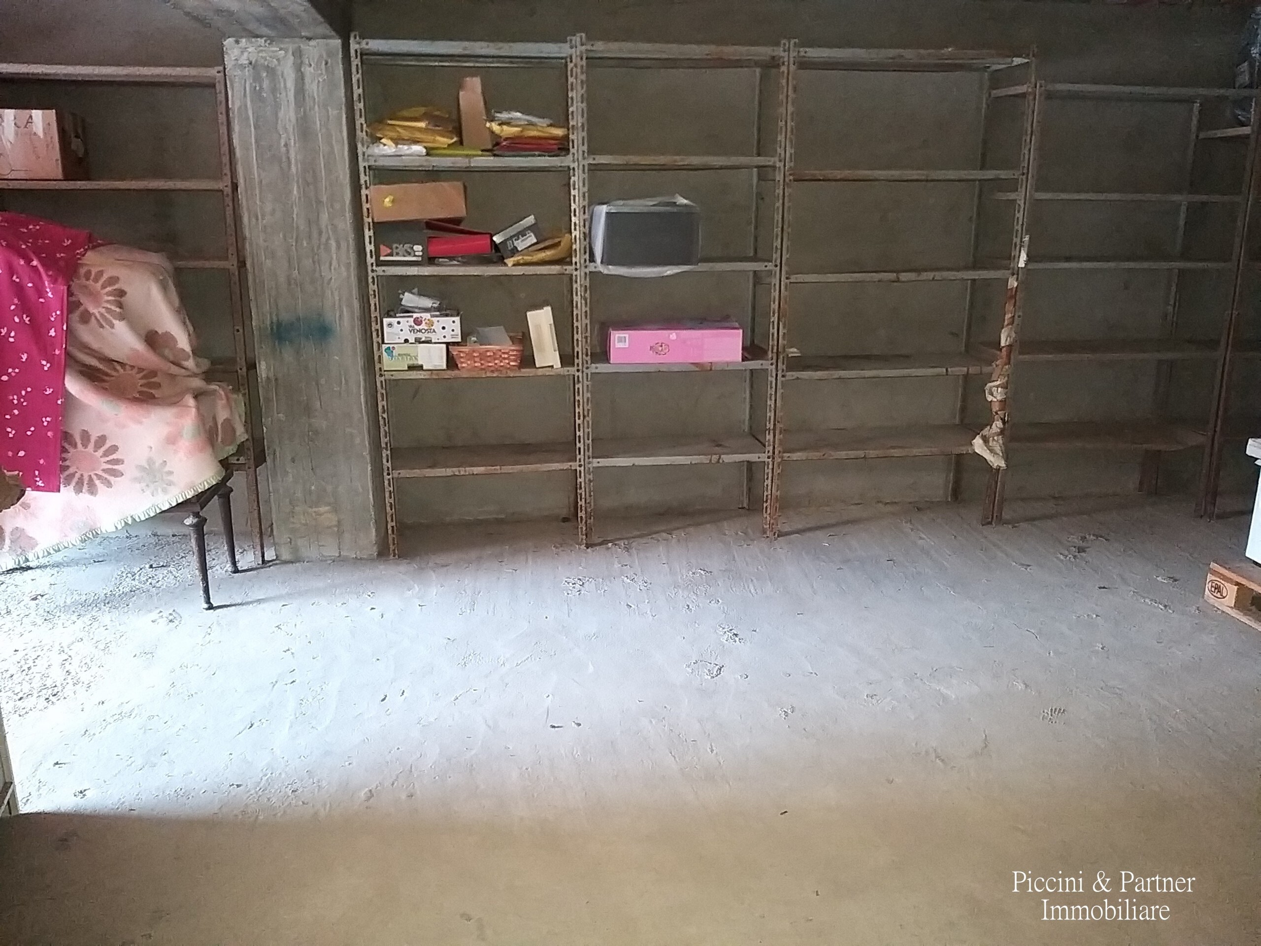 Immagine 3 di Garage in vendita  in Via Roma a Castiglione Del Lago