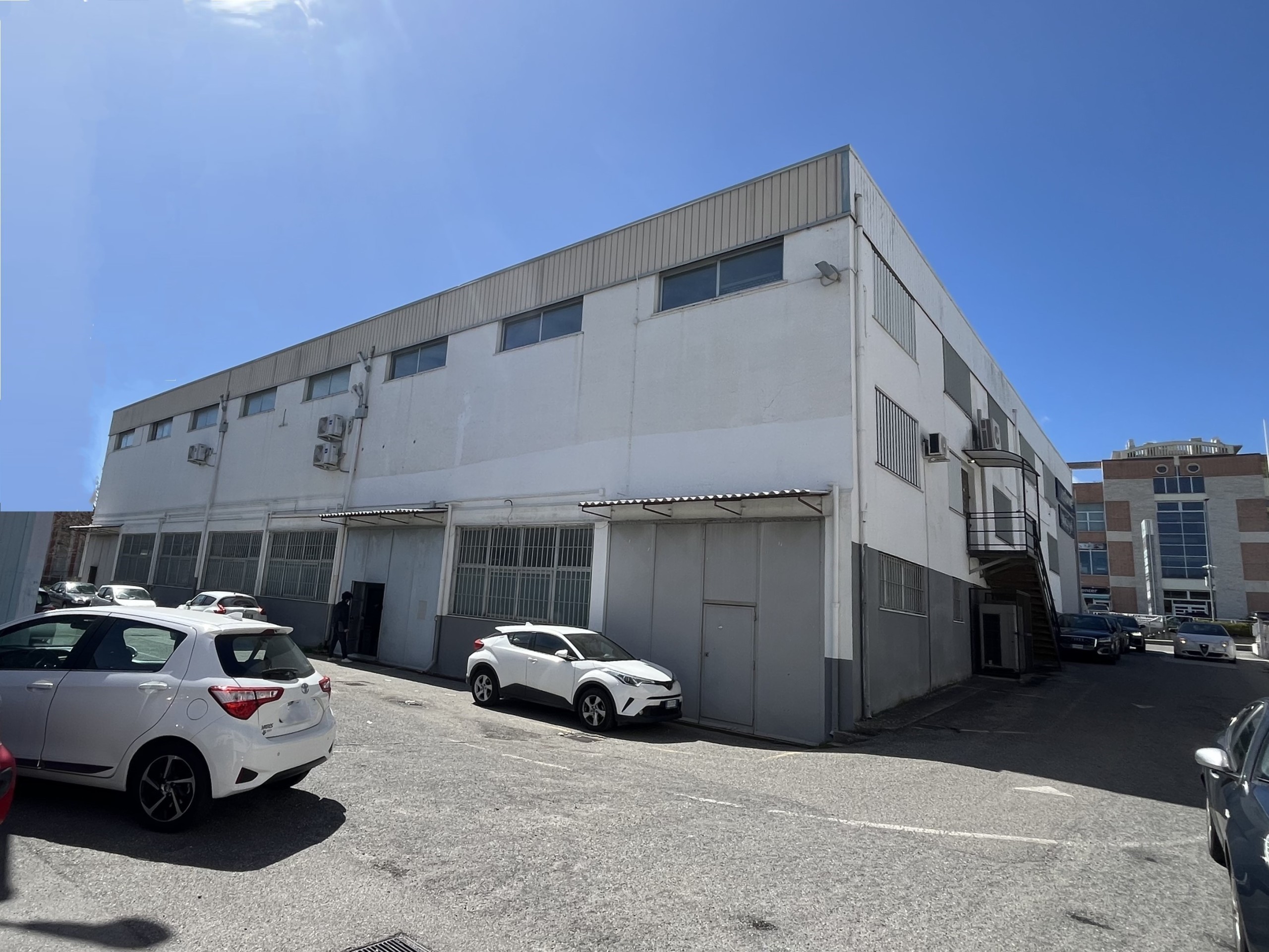 Immagine 11 di Magazzino in affitto  in Viale della Valle Lucrezia 50 a Catanzaro