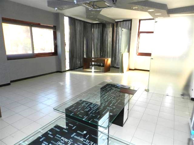 Immagine 21 di Palazzo in vendita  in Via degli Abeti 29 a Roma