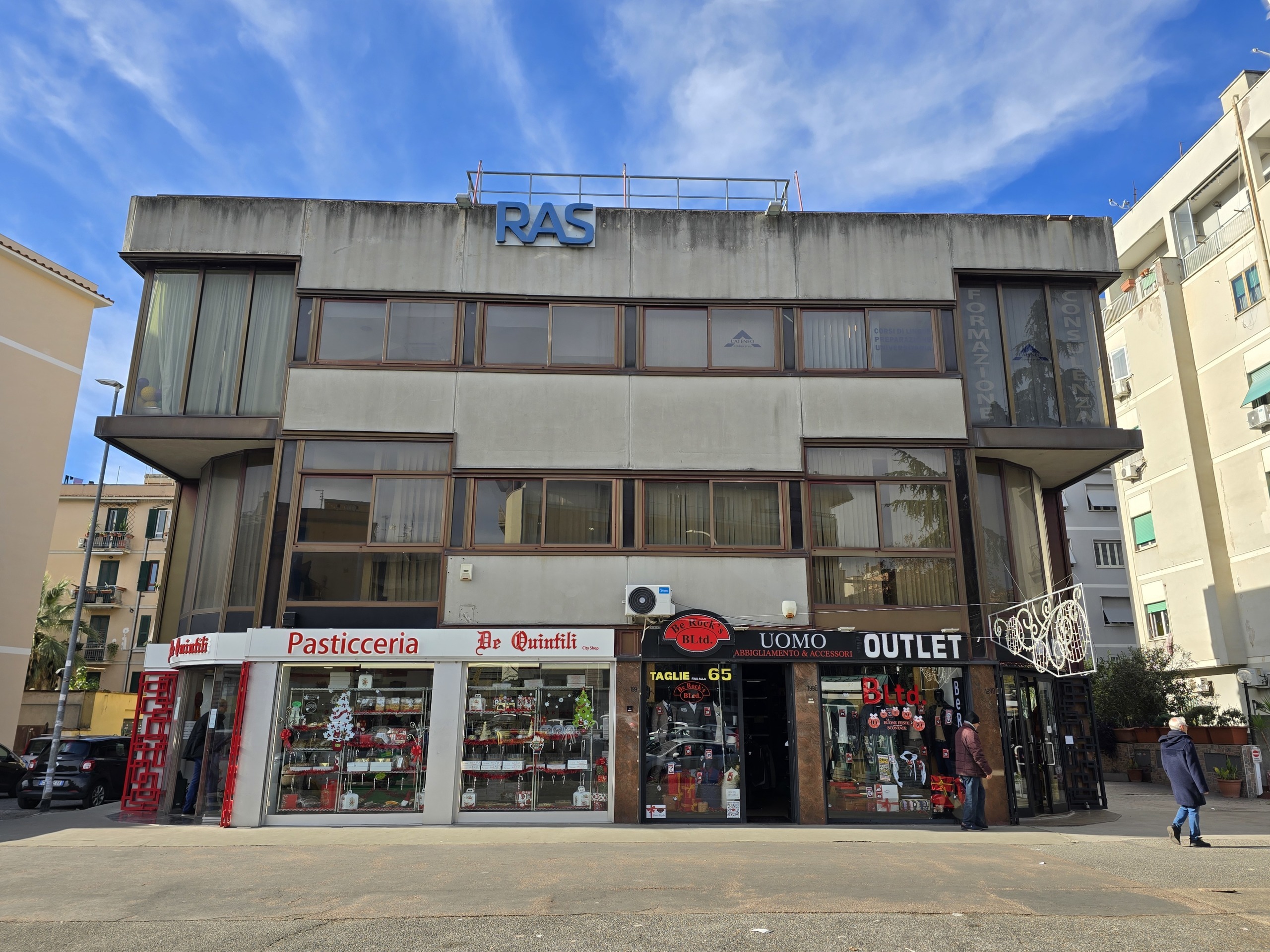 Immagine 9 di Palazzo in vendita  in Via degli Abeti 29 a Roma